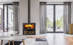 Poêle à Bois étanche SUPRA Larry Sur Bûcher 8,5 KW 10 Poêle à Bois étanche SUPRA Larry Sur Bûcher 8,5 KW -Supra || MODERNA || Invicta Soldes scene supra2